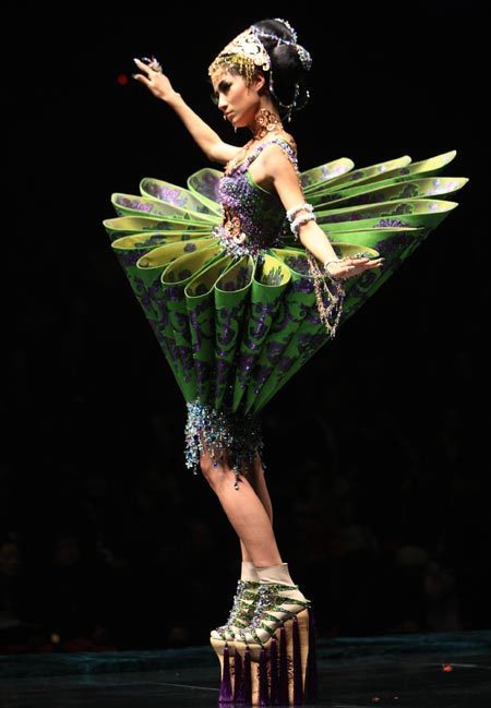 世界著名服装设计师及其标志性作品